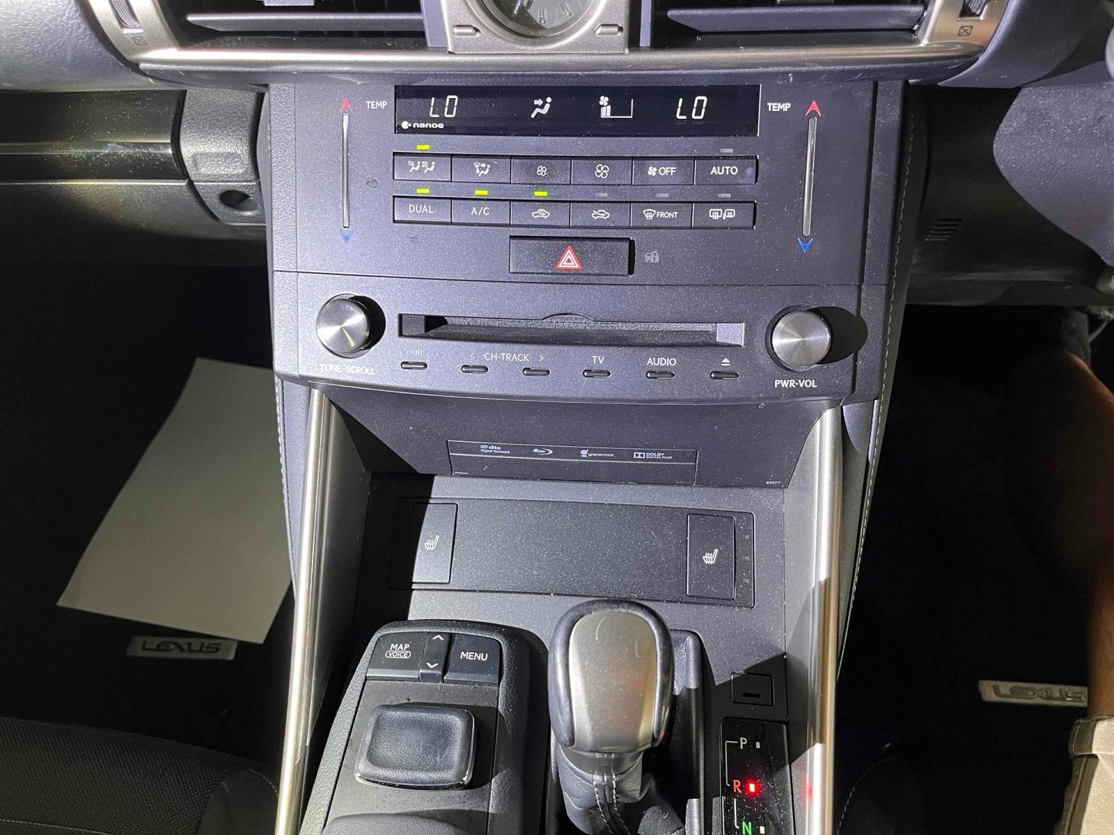 LEXUS IS IS300H Image 15