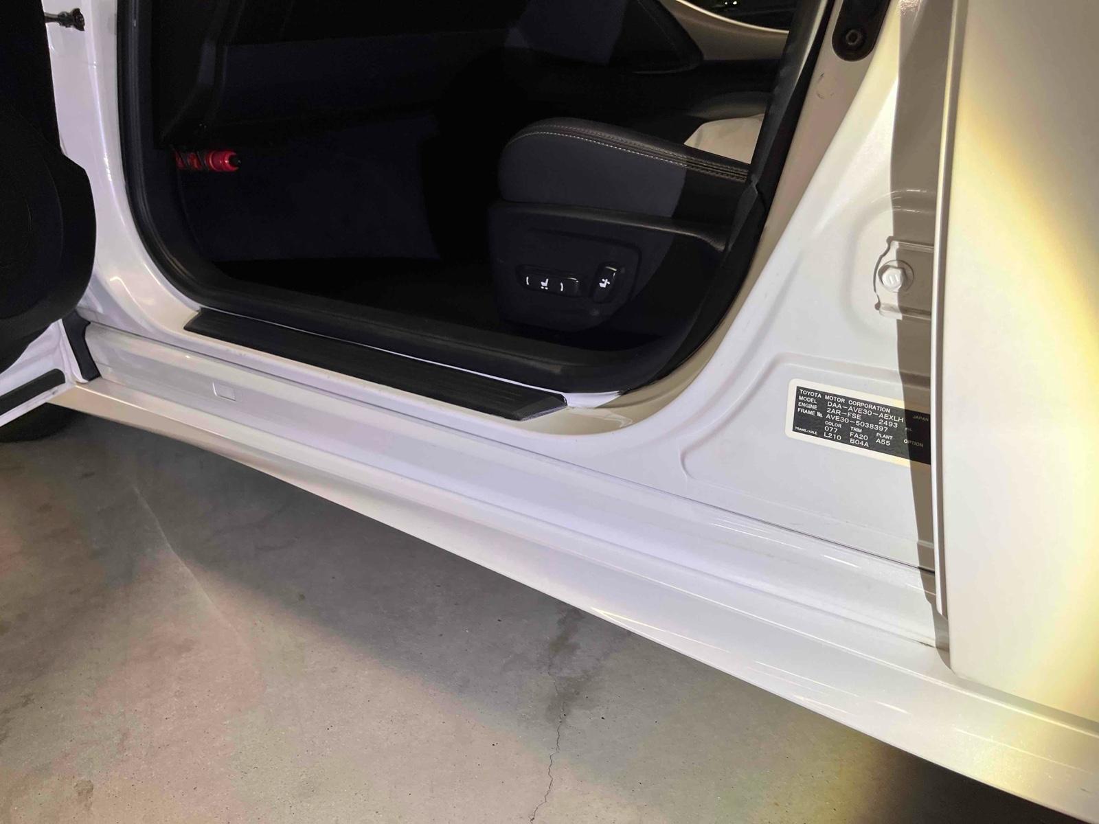 LEXUS IS IS300H Image 30