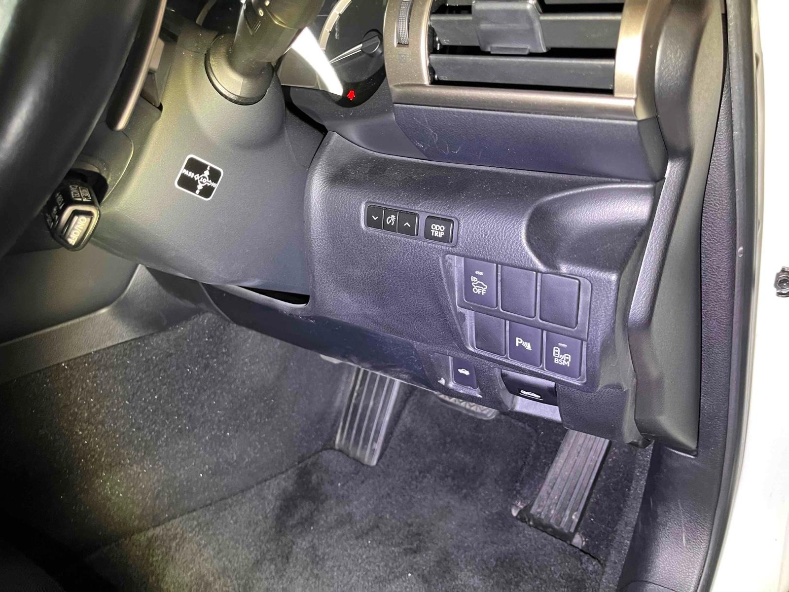 LEXUS IS IS300H Image 13