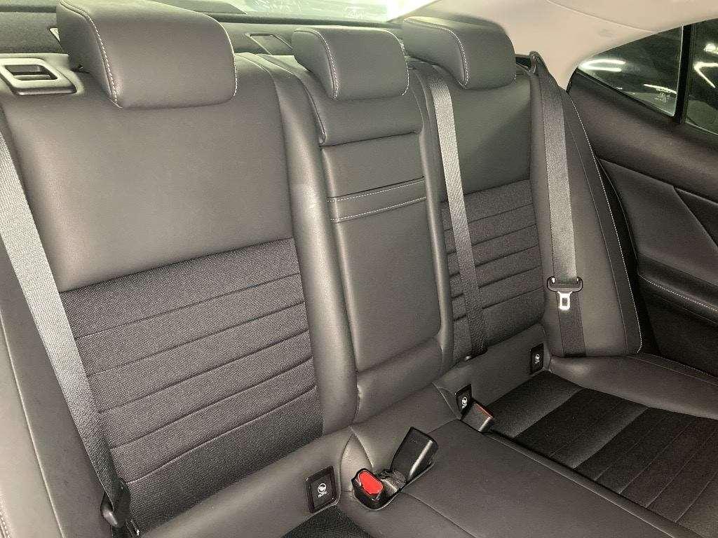 LEXUS IS IS300H Image 10