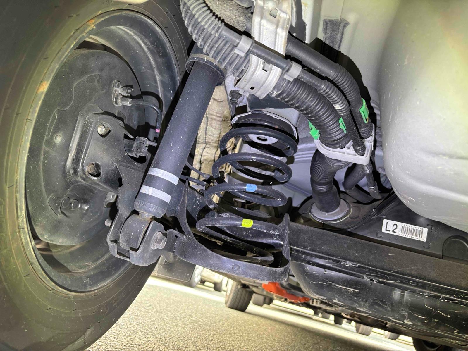 TOYOTA VITZ HYBRID F Image 12