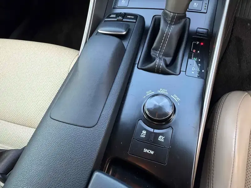 LEXUS IS 4D IS300H VERSION L Image 10