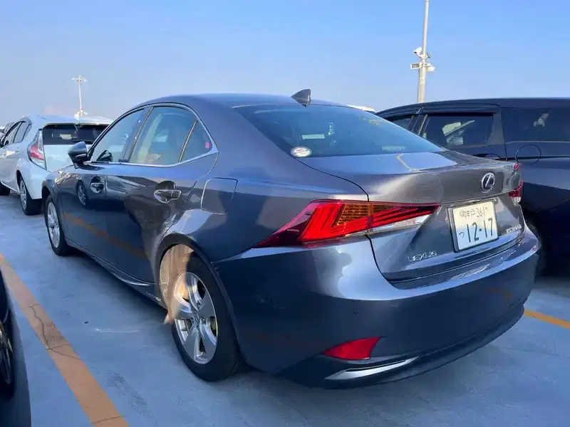 LEXUS IS 4D IS300H Image 9