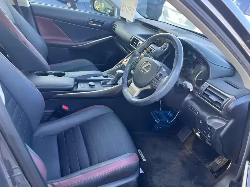 LEXUS IS 4D IS300H Image 14