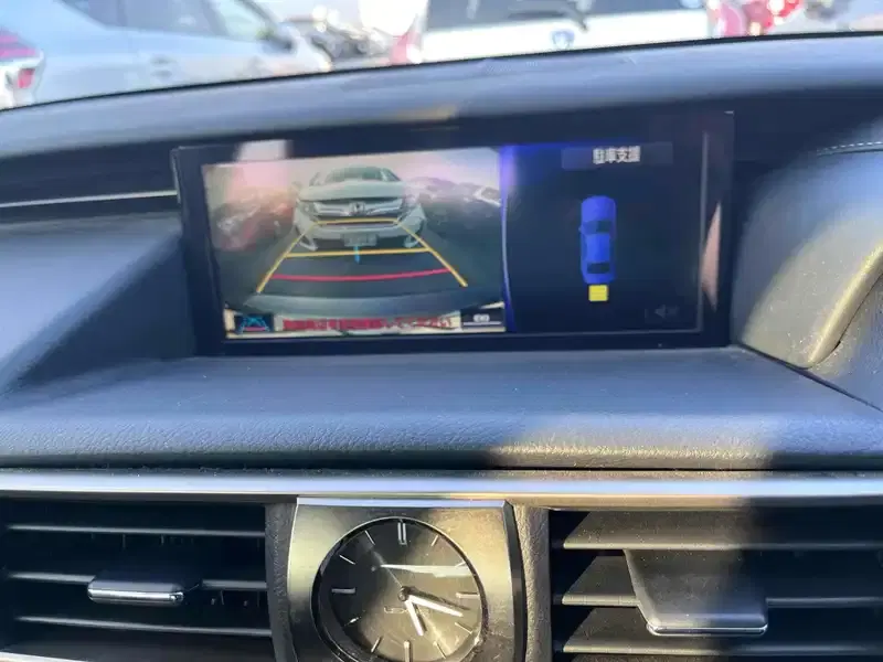 LEXUS IS 4D IS300H Image 15