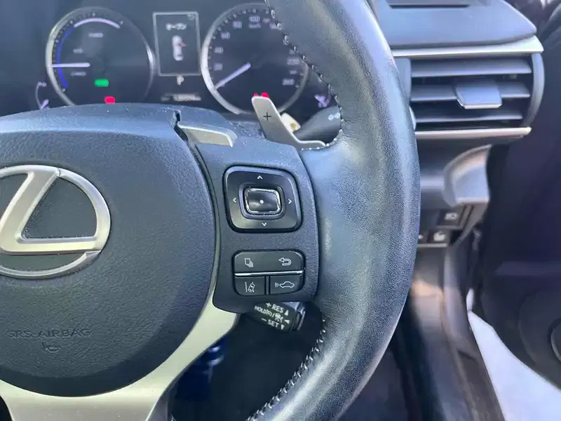 LEXUS IS 4D IS300H Image 11