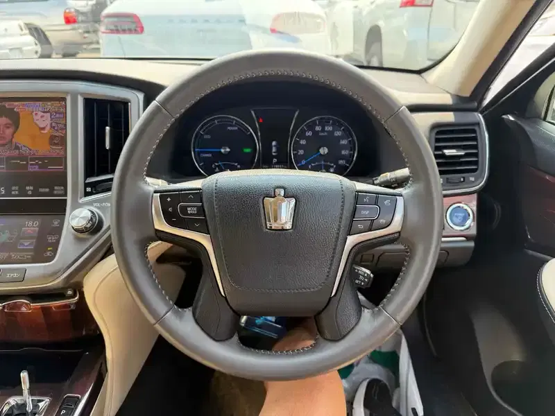 TOYOTA CROWN HYBRID ROYAL SALOON Image 4