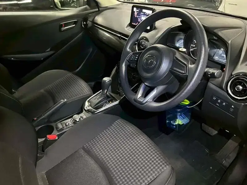 MAZDA DEMIO 13S Image 9