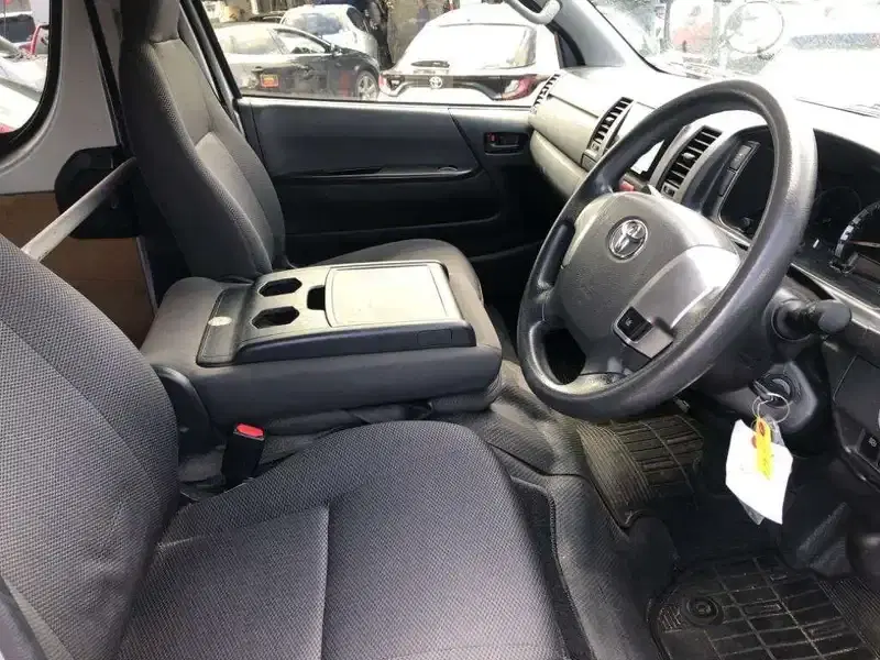 TOYOTA HIACE VAN DX Image 3