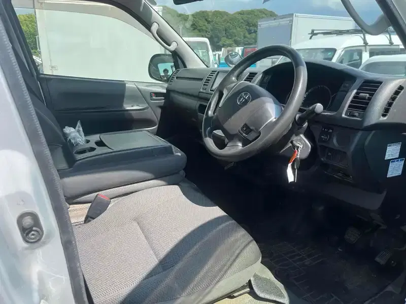TOYOTA HIACE DX Image 5
