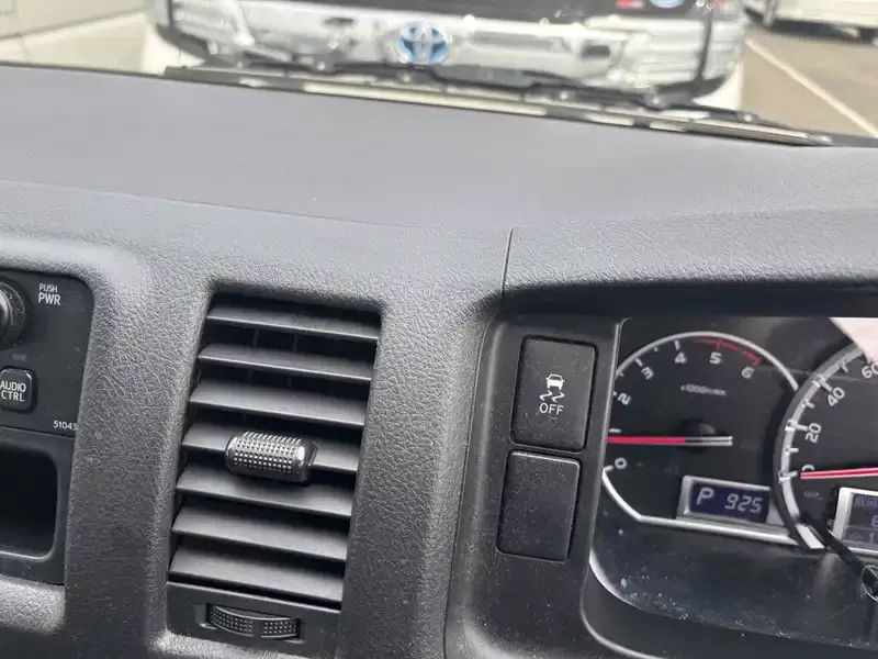 TOYOTA HIACE VAN 5D 4WD LONG DX Image 10