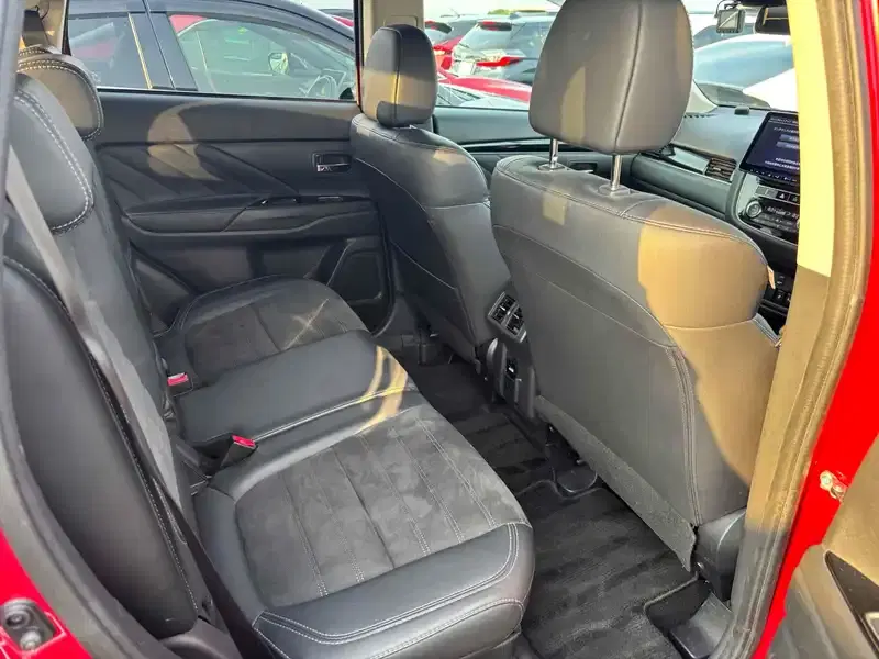 MITSUBISHI OUTLANDER PHEV 4WD G Image 27