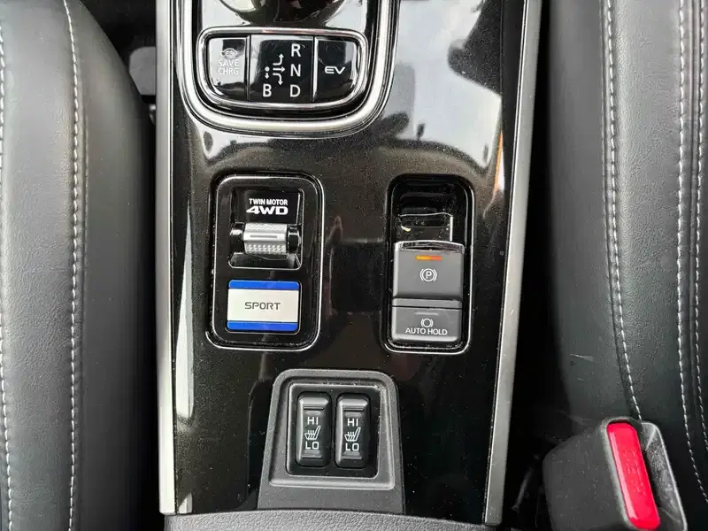 MITSUBISHI OUTLANDER PHEV 4WD G Image 12