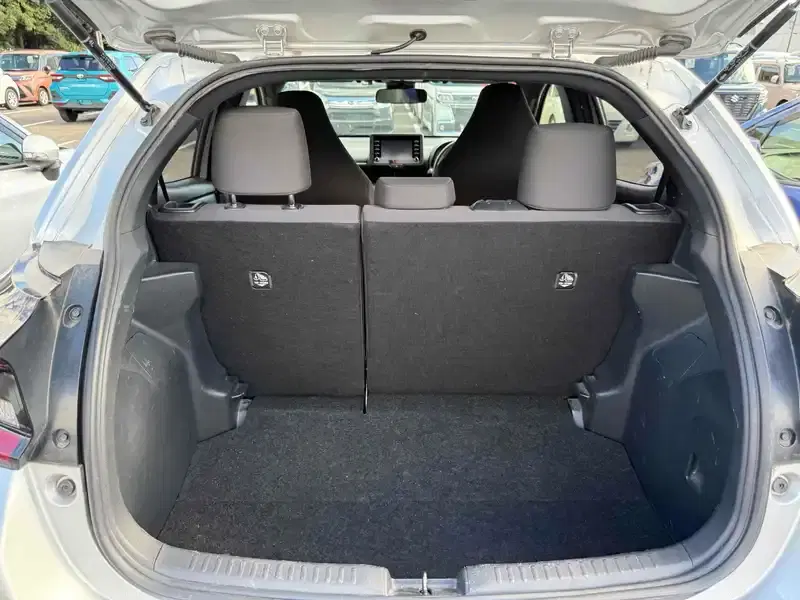TOYOTA YARIS HYBRID X Image 14
