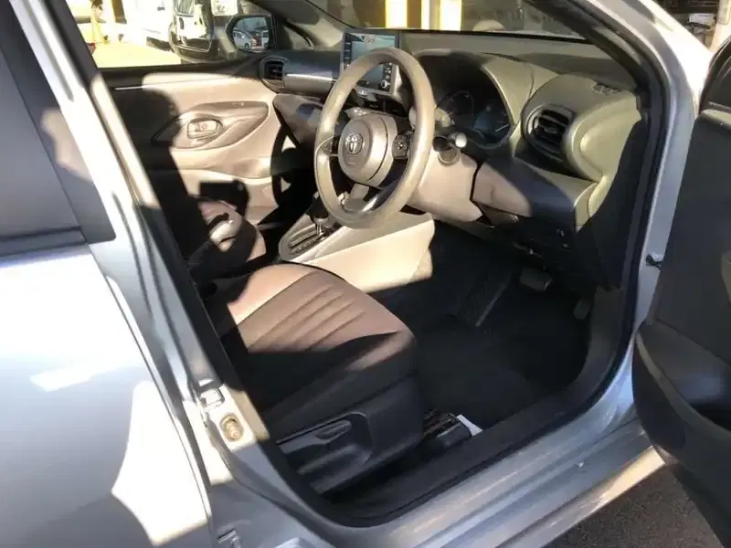 TOYOTA YARIS HYBRID X Image 5