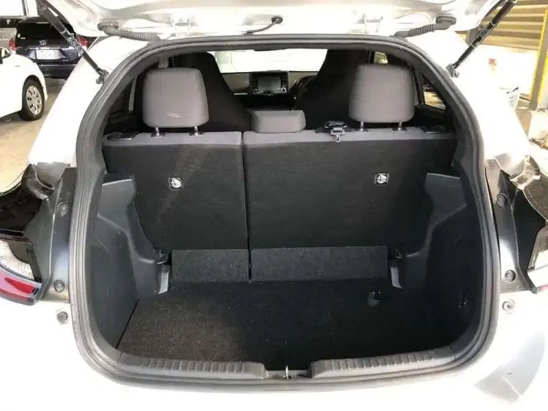 TOYOTA YARIS HYBRID X Image 8