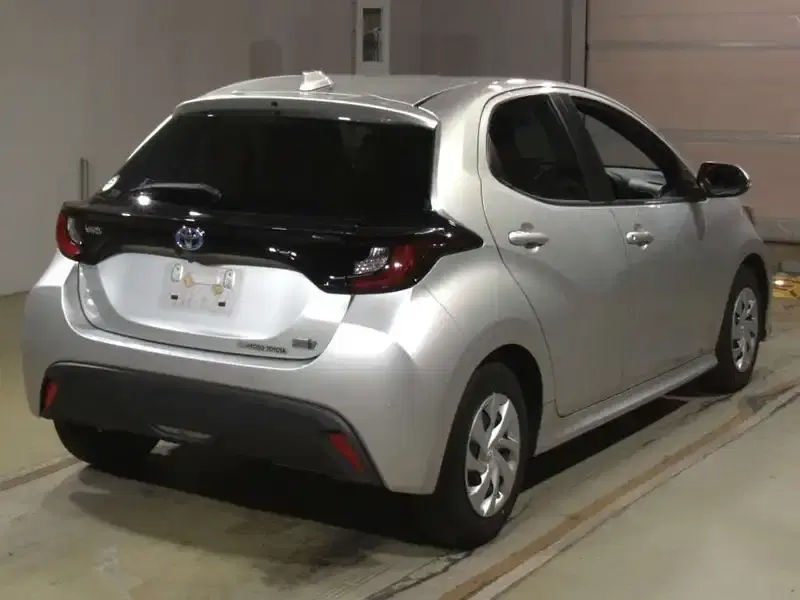 TOYOTA YARIS HYBRID X Image 2