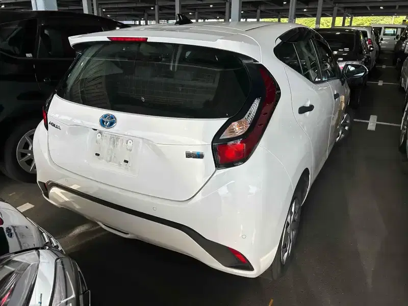 TOYOTA AQUA B Image 10