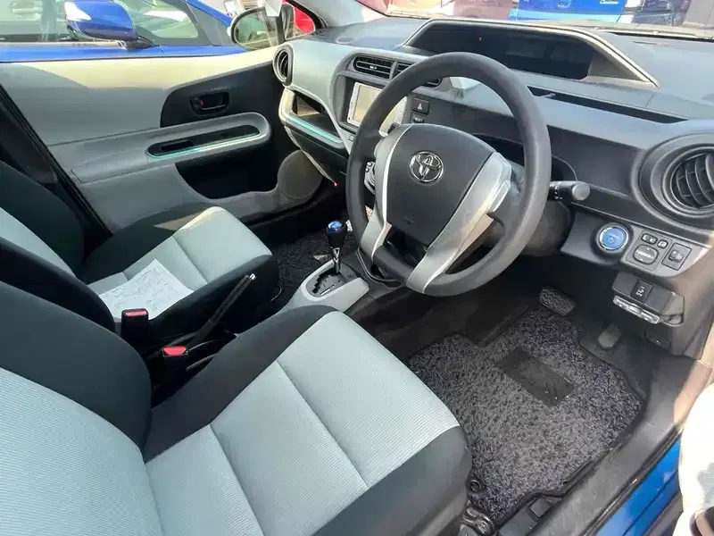 TOYOTA AQUA S Image 8