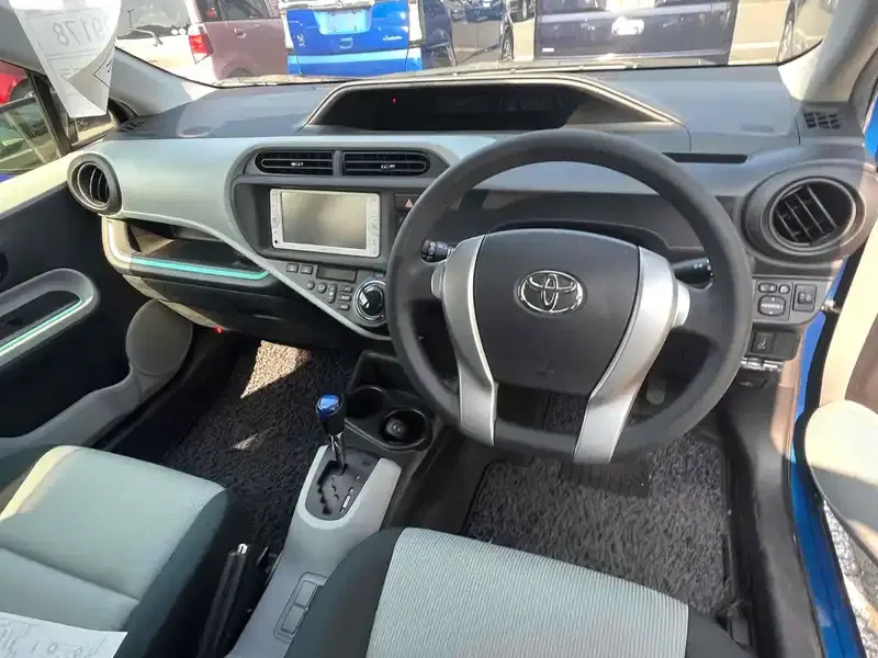 TOYOTA AQUA S Image 9