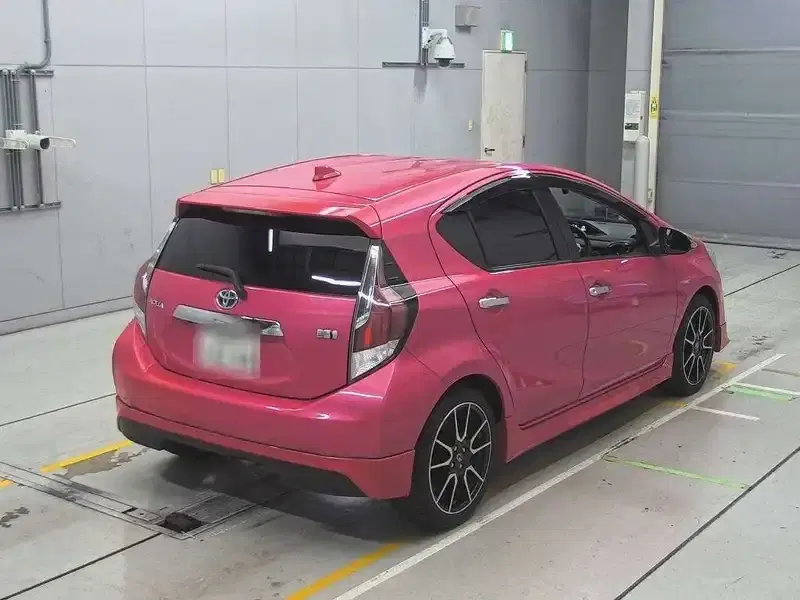 TOYOTA AQUA S Image 2
