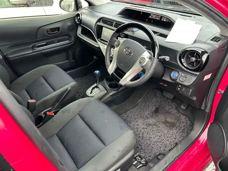 TOYOTA AQUA S Image 11
