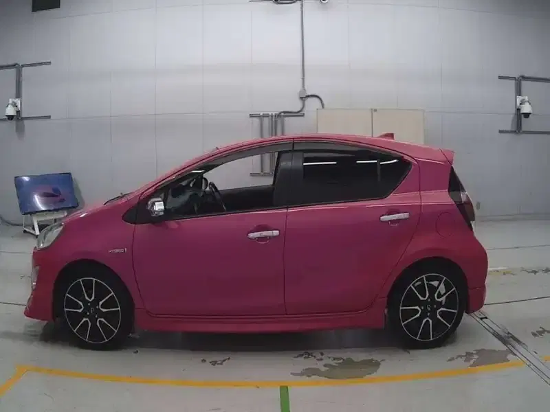 TOYOTA AQUA S Image 5