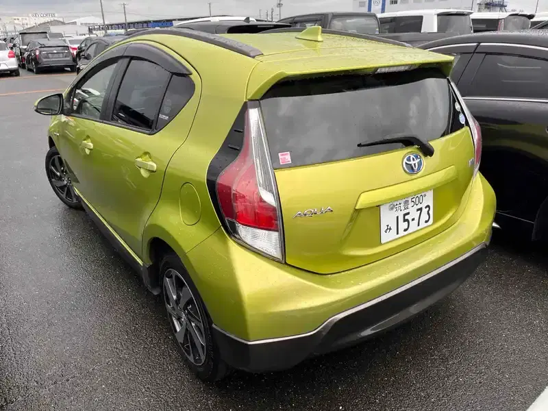 TOYOTA AQUA X-URBAN Image 2