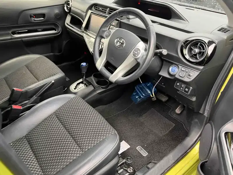 TOYOTA AQUA X-URBAN Image 9