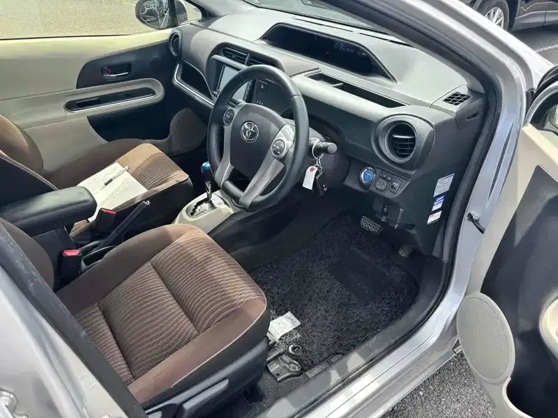 TOYOTA AQUA G Image 11