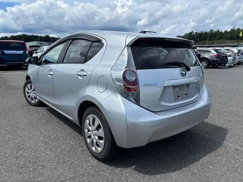 TOYOTA AQUA G Image 2