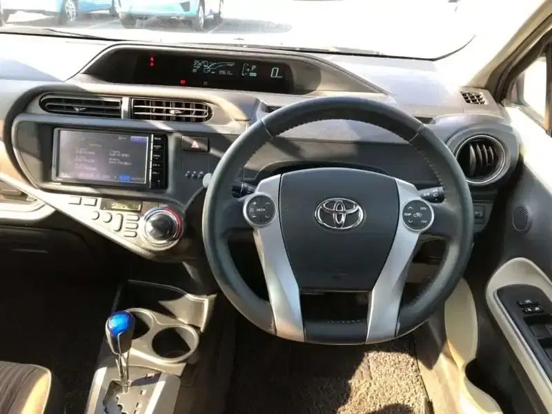 TOYOTA AQUA G Image 8