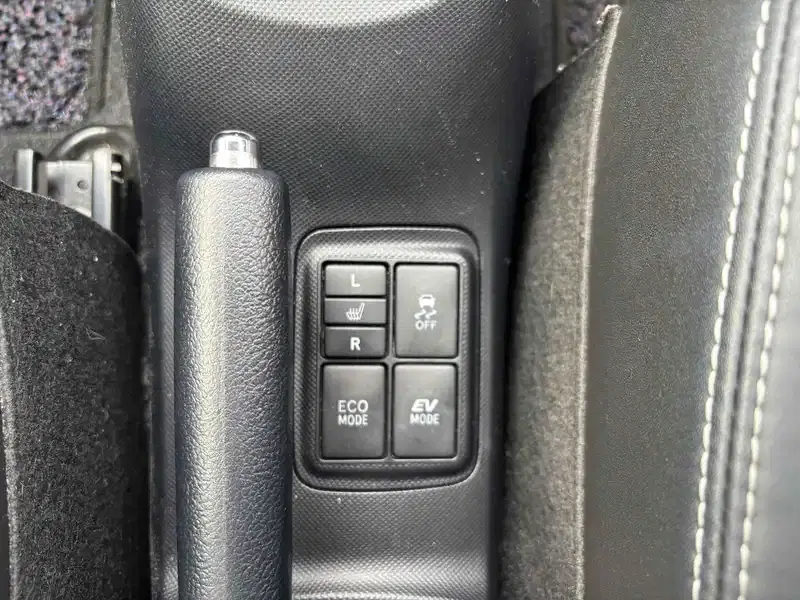 TOYOTA AQUA G BLACK SOFT LEATHER Image 13