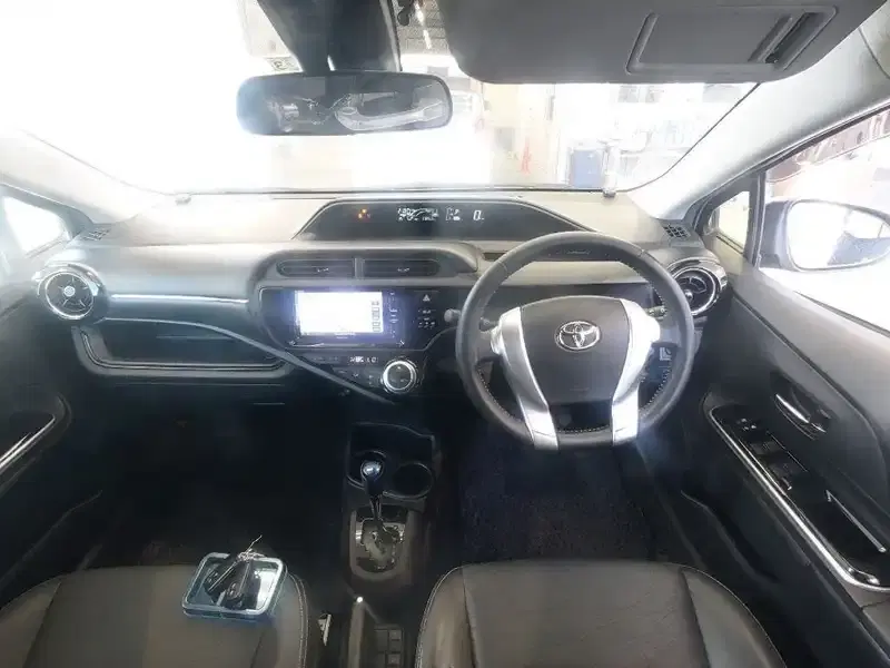 TOYOTA AQUA G BLACK SOFT LEATHER SELECTION Image 5