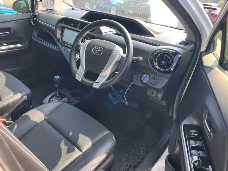TOYOTA AQUA G BLACK SOFT LEATHER SELECTION Image 9