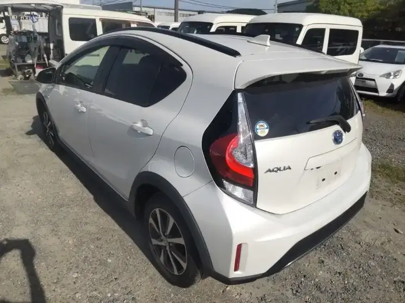 TOYOTA AQUA CROSSOVER Image 15