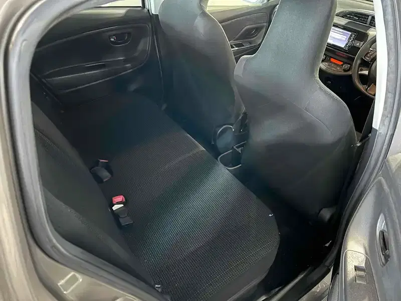 TOYOTA VITZ HYBRID F Image 14
