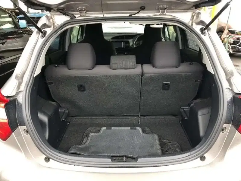 TOYOTA VITZ HYBRID F Image 6