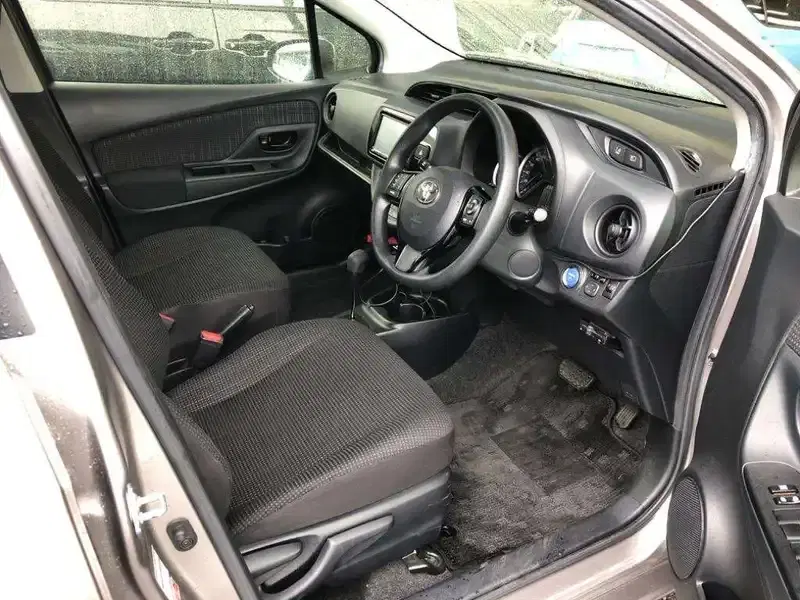 TOYOTA VITZ HYBRID F Image 3