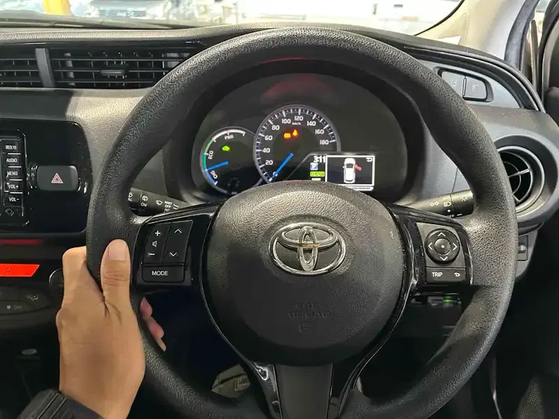 TOYOTA VITZ HYBRID F Image 12