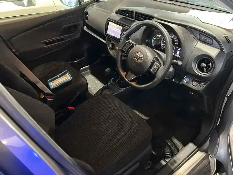 TOYOTA VITZ HYBRID F Image 11