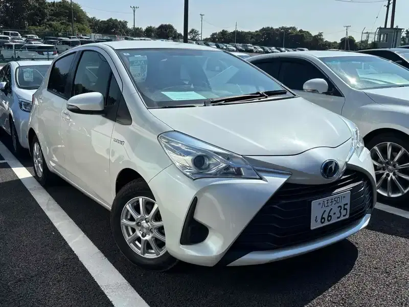 TOYOTA VITZ HYBRID F Image 1