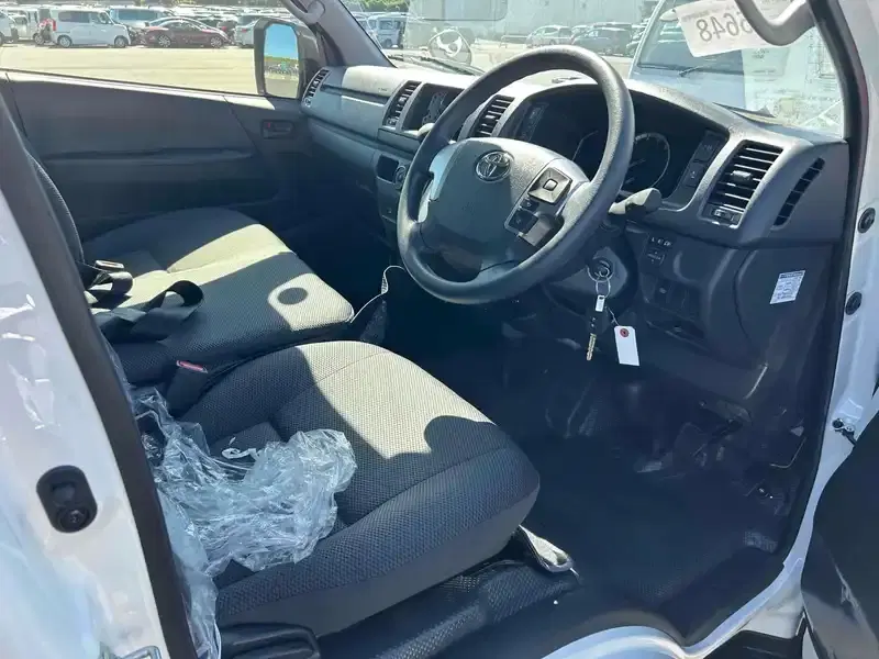 TOYOTA HIACE VAN LONG DX GL PACKAGE Image 6