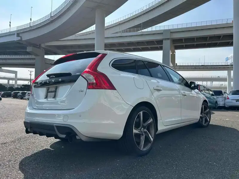 VOLVO V60 T4 R-DESIGN Image 2