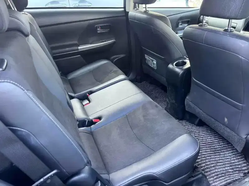 TOYOTA PRIUS G ALPHA Image 17