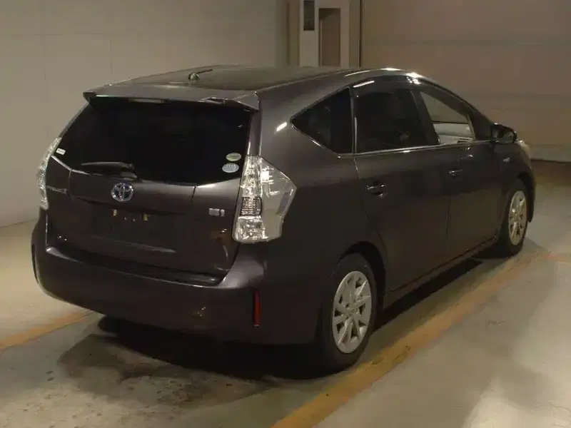 TOYOTA PRIUS ALPHA S Image 4
