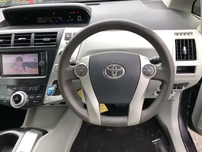 TOYOTA PRIUS ALPHA S Image 8