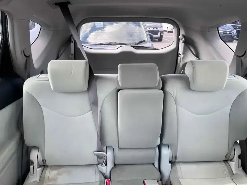 TOYOTA PRIUS ALPHA S Image 14