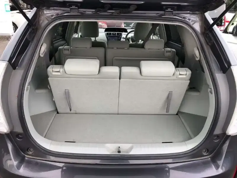 TOYOTA PRIUS ALPHA S Image 10