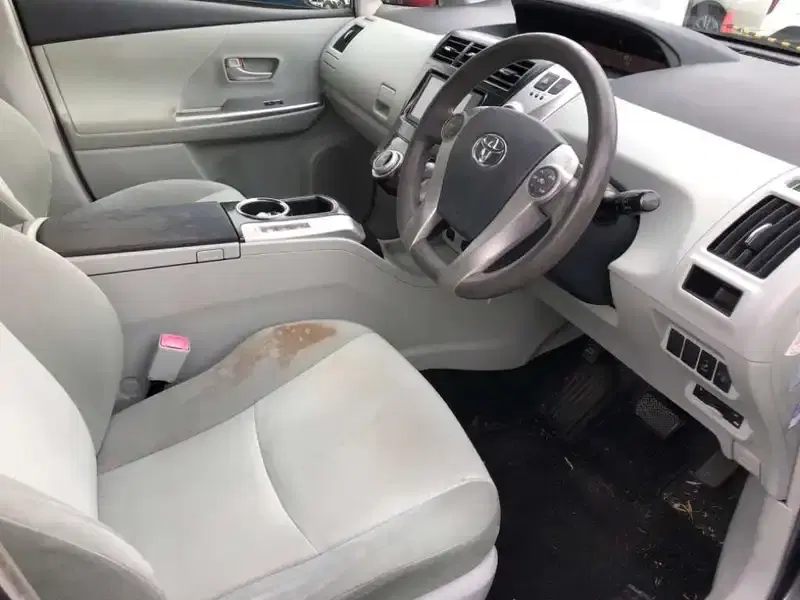 TOYOTA PRIUS ALPHA S Image 5